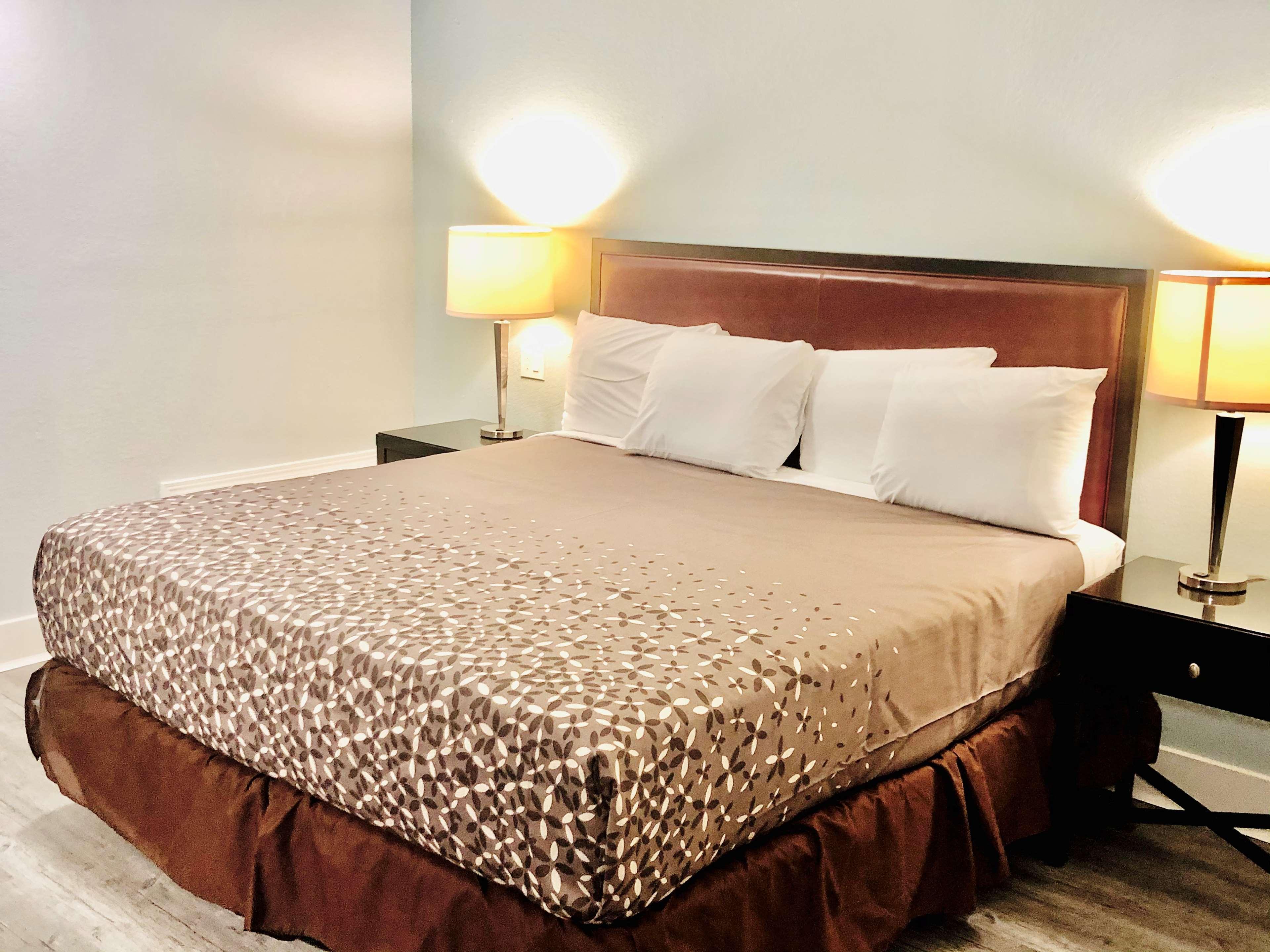 Montgomery Inn & Suites Экстерьер фото
